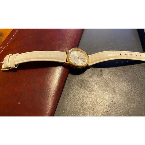 VTG Women's 28mm Carriage by Timex Watch, Gold Tone with Beige Band - Picture 3 of 3